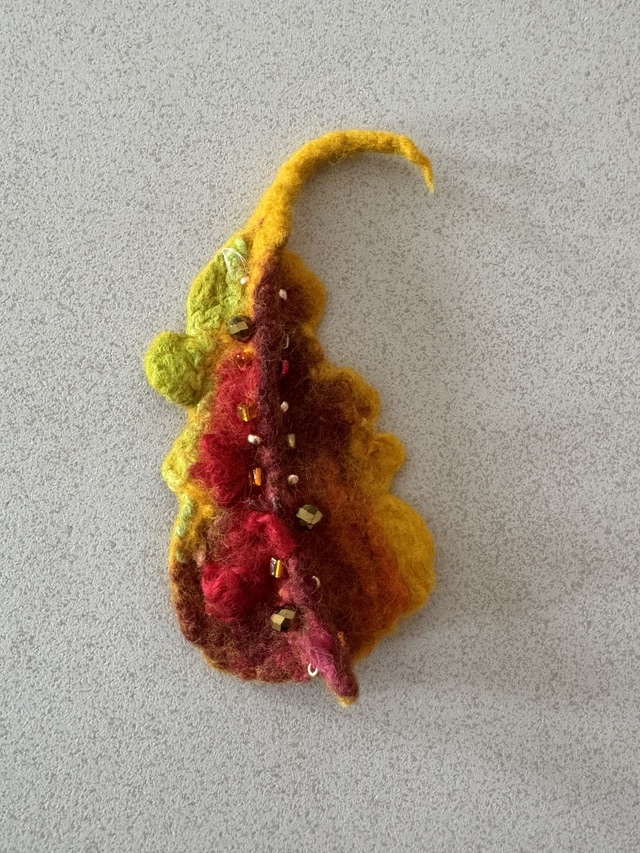 Handgefilzte Blatt-Brosche in leuchtenden Herbstfarben (Ansicht 2)