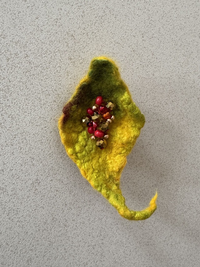 Handgefilzte Blatt-Brosche in leuchtenden Herbstfarben