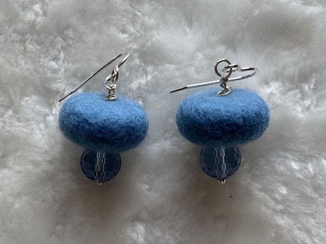 Himmelblaue Filzrondelle mit geschliffener Glasperle, federleicht (Ansicht 2)