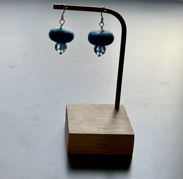 Himmelblaue Filzrondelle mit geschliffener Glasperle, federleicht (Ansicht 4)
