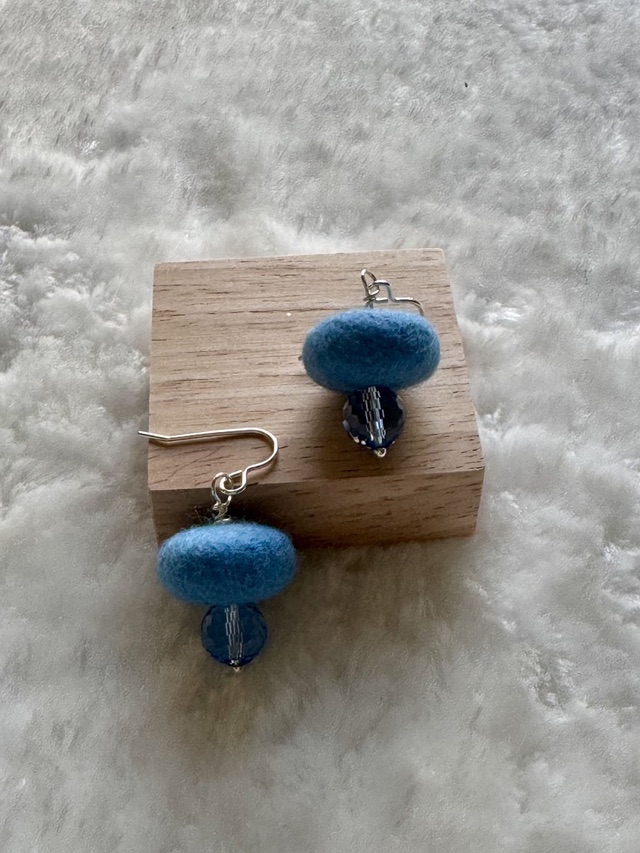 Himmelblaue Filzrondelle mit geschliffener Glasperle, federleicht (Ansicht 6)