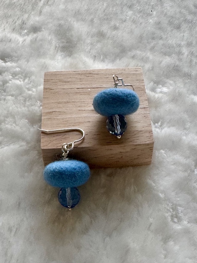 Himmelblaue Filzrondelle mit geschliffener Glasperle, federleicht