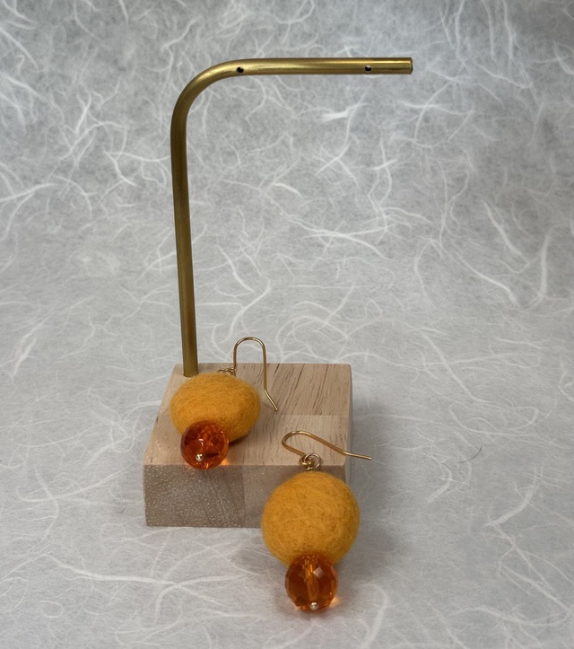 Goldgelbe Filzrondelle mit funkelnden Kristallperlen (Ansicht 2)