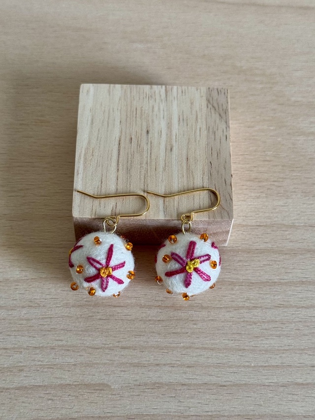 Leichte Filzohrringe in Weiß, Pink und Orange mit Stickdetails