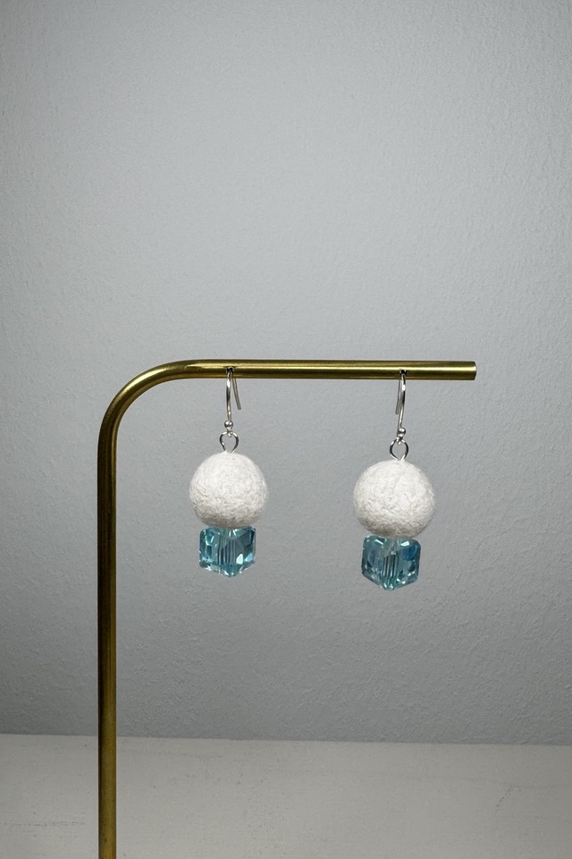 Weiße Filzperlen mit türkisblauen Glaswürfeln an Sterlingsilber (Ansicht 2)