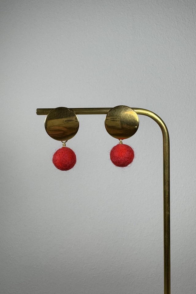 Leuchtend rote Filzkugeln an goldfarbenen Edelstahlsteckern (Ansicht 3)