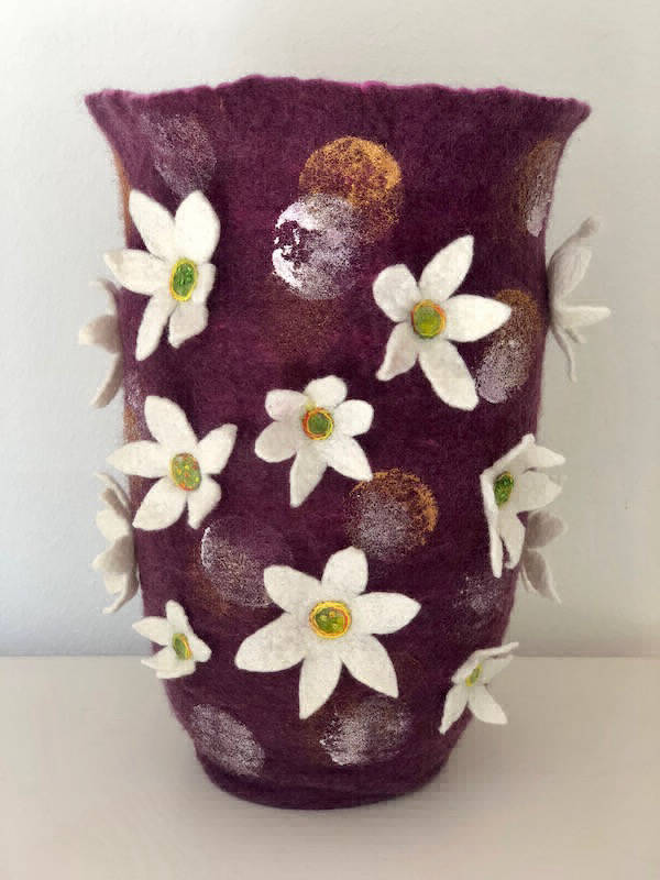 Filzurne mit dreidimensionalen Blüten