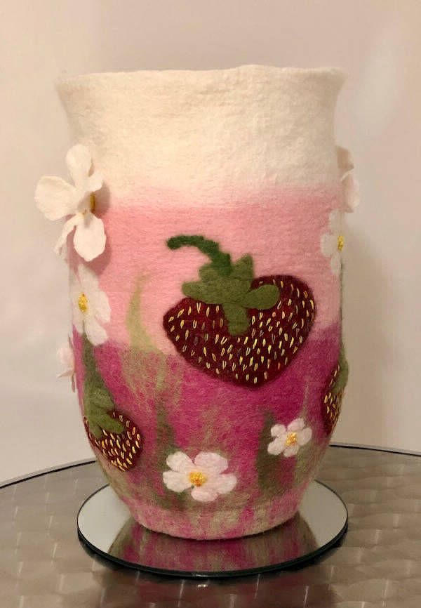 Filzurne mit Erdbeeren, weitere Ansicht