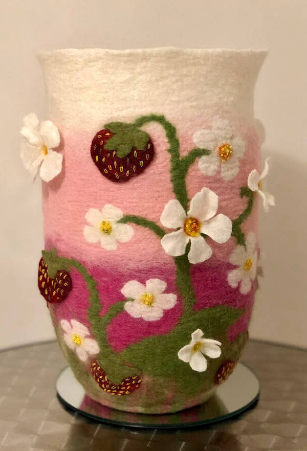 Filzurne mit Erdbeeren
